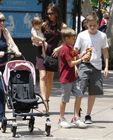 组图：维多利亚携子女出行小七可爱