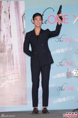 组图：金秀贤感动粉丝冒雨支持 望与周星驰见面