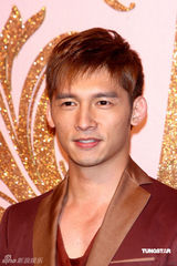 幻灯图：侯佩岑小洋装俏丽 白歆惠裙角飞扬