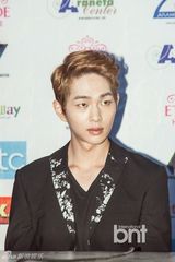 组图：EXO学院风亮相马尼拉记者会 SHINee时尚