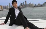 组图：何明翰海边游艇写真显高富帅本色