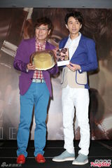 组图：光良举办新专辑发片记者会 张信哲站台