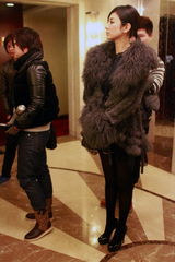 组图：黄奕何润东出席公益颁奖礼 获年度公益明星