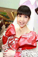 高清：周慧敏剪纸造型秀古典美 称婚后变更温柔