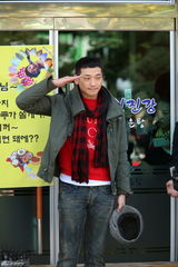 高清组图：韩星Rain剃发入伍腼腆可爱 千名粉丝送行