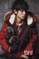 组图：韩歌手郑俊英时尚写真 展休闲绅士风