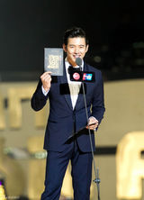 组图：G-DRAGON包揽2013MAMA四奖创佳绩