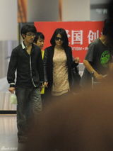 组图：李湘深夜抵京 身材丰满老板范十足