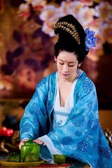 组图：《武则天秘史》热拍 秦海璐低胸造型美艳