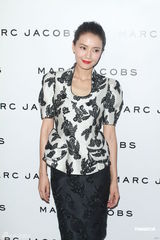 组图：众星出席时装展 陈慧琳小腹平坦不似怀孕