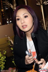 组图：杨千嬅圆润亮相否认怀孕 笑言开心到胖