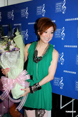 幻灯：郑秀文出席音乐中心开幕礼 老板为其首位助手