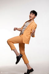 组图：张睿阳光写真 动感西装张扬青春本色