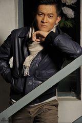 组图：杨志刚温情写真曝光 淡然随意显秋日温暖