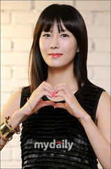 韩星黄仁英发布写真集 短裙秀美腿险走光(组图)