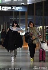 组图：范冰冰斑马装现身机场 手挽豪包显霸气
