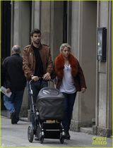 组图：夏奇拉皮克全家福首曝光 爱子萌态可掬