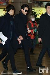 组图：玄彬黑衣现身机场展迷人笑容 赴日会粉丝