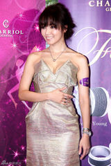 高清图：侯佩岑展现难得性感 大秀右手订婚戒指