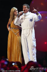 组图：海蒂-克鲁姆遭两猛男露屁股蛋“夹击”