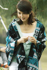 组图：胡静发烧拍广告 向小朋友“贿赂”索吻