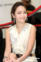 幻灯图：侯佩岑展OL气质 正挑选婚纱盼今年出嫁