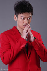 组图：芦芳生艳丽时装大片 突破形象演绎阳光型男