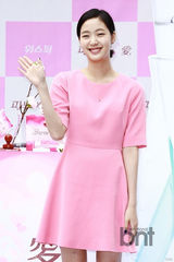 组图：金高恩着粉色连衣裙现身活动显清新