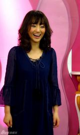 组图：索妮亮相《女人帮》春日造型活力无限