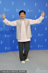 幻灯图集：成龙柏林现场唱《大兵小将》主题曲