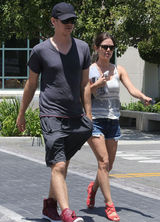 组图：瑞切尔-贝尔森和男友海登逛街购物