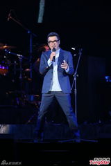 组图：李宗盛桃红衬衫开唱 称林忆莲唱得更好