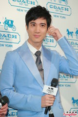 组图：王力宏西装亮相代言阳光俊朗