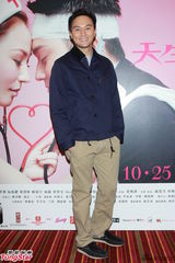 组图：《天生爱情狂》庆功 刘心悠抱BB母爱洋溢