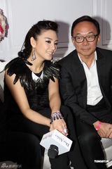 组图：张雨绮黑裙妩媚优雅 大S婚期临近谈笑风生