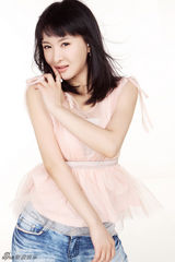 组图：郑亦桐全新清爽写真 甜美笑容夺人眼球