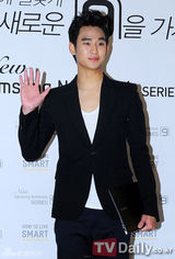 组图：金秀炫出席粉丝见面会展现亲和力