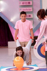 幻灯图：杜汶泽参与《奖门人》 崔建邦打人案后首秀