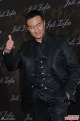 组图：李亚鹏离婚后香港露笑容 刘嘉玲贵妇装扮