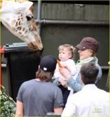 幻灯图：妮可基德曼携女游玩动物园向长颈鹿喂食