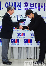 组图：CNBLUE姜珉赫FTIsland李在真任母校大使