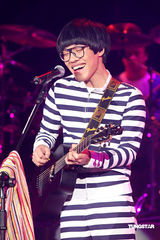 幻灯：卢广仲台北激情开唱 与歌迷共度摇滚圣诞