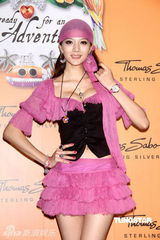 幻灯图：张惠妹男友现身珠宝发布会 称尚无结婚打算