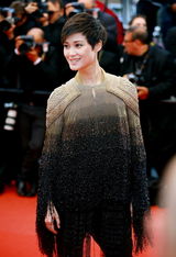 组图：《一无所有》首映 女星豪放秀美乳蛮腰