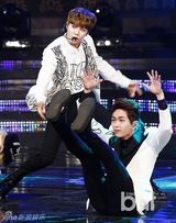 组图：2013韩国小姐决选上演泳装秀 SHINee助兴