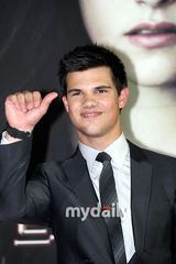 幻灯图：《暮光之城3:月食》韩国红毯 7月上映