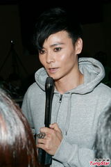 组图：张晋凭《宗师》涨人气 拍首支单曲MV