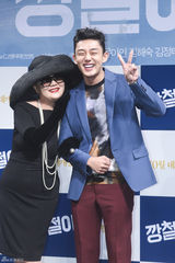 独家高清：刘亚仁牵手金海淑宣传新片《强哲》