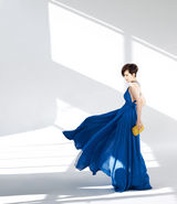 组图：海清登杂志封面 “粉红女郎”展率性真我