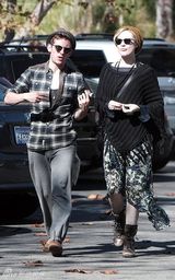 组图：杰米-贝尔与妻子蕾切尔-伍德恩爱购物